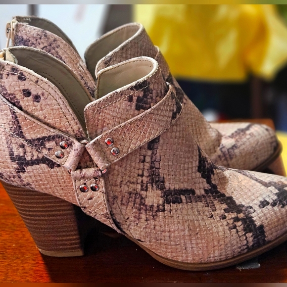 Fergalicious by Fergie faux snake skin heeled booties size 8 - Picture 3 of 5